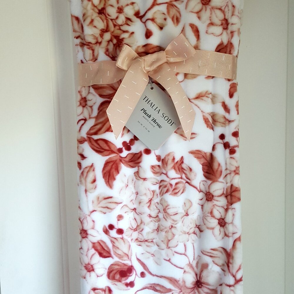 NEW! ROSE TOILE FLORAL PLUSH THROW BLANKET